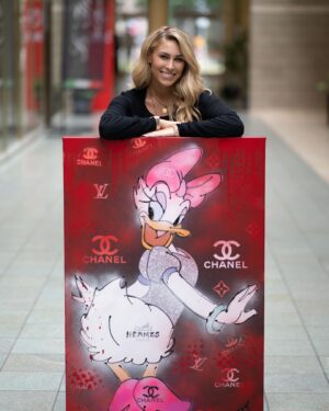 Linda Teodosiu Instagram - ANZEIGE | MEGA-GEWINNSPIEL! 😍🔥 

Leute, unglaublich aber wahr, der Künstler @s_art_infinity verlost gemeinsam mit den lieben Kollegen @frau_mietziii_ink @saskiabeecks @itsjessicafiorini @ker_dennis7 @sandy.faehse @linda_siu_official und mir jeweils ein einzigartiges Unikat aus seiner Schmiede! 😍🙌🏼 

Ich darf dieses mega Neon-Gemälde von Daisy an Euch verlosen! 😱 Das Besondere, es leuchtet in extremen Neonfarben unter Schwarzlicht! 🤯

⚠️⚠️⚠️⚠️⚠️⚠️⚠️⚠️⚠️⚠️
Was Ihr tun müsst, um dieses Unikat, beziehungsweise das jeweilige Werk von @s_art_infinity zu gewinnen?! 🤓👇🏻
______________________________

⭕️ folgt dem Künstler @s_art_infinity ♥️

⭕️ liket den jeweiligen Beitrag und folgt dem entsprechenden Profil mit dem gewünschten Bild 🌅

⭕️ kommentiert den gewünschten Beitrag und markiert 2 Freunde, denen so ein Bild gefallen würde 🙌🏼

Der Gewinner, die Gewinnerin wird am 01. August 2021 um 18:00 Uhr ausgelost und im Anschluss bekanntgegeben 🥳
______________________________

Schaut unbedingt bei den Kollegen vorbei und checkt welche besonderen Werke sie verlosen! 👀☝🏻

Auf der Internetseite www.s-art-infinity.de oder in einer seiner Galerien in Essen oder Mülheim, findet Ihr mehr Bilder und Informationen über Ihn und seine Kunst! 😏
Vielen Dank nochmal an @ker_dennis7 für die Hammer Bilder😍❤️

Ich wünsch‘ viel Glück! 🍀🤞🏻#art #artwork #daisy #painting #portrait #kunst #potd #verlosung #gewinnspiel
