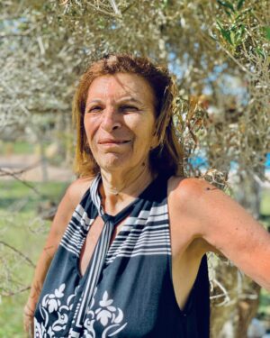 Linda Youdif Instagram - Shooting à djerba devant l’olivier de la piscine! Bon photographe 🥰🥰🙏🙏
