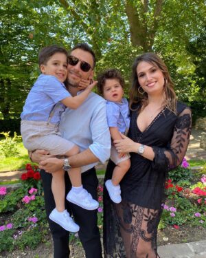 Linda Youdif Instagram - Je vous présente ma petite famille. Trop beaux n’est ce pas? Mon fils @alex_roub @audreyroubine et Josh 4 ans, Gianni 1 an mes petits enfants et mes amours ❤️❤️🌺🌺