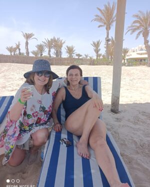 Linda Youdif Instagram - Je pense a vous très fort! Il fait beau, il fait chaud. Farniente total! Déjeuner brick à l’œuf et salade tunisienne lol 😂😂 #djerba #ghriba ❤️❤️