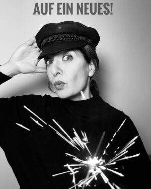 Linda Zervakis Instagram - Da bist du ja 2023. Welcome. Bring viel Gutes. Ansonsten: xilo!!! (Haue😁)
Frohes, neues Jahr euch allen. 

#happynewyear 
#aufeinneues 
#happy 
#glücklich 

📸: @elissavet_patrikiou