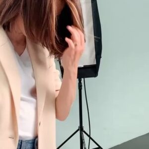 Linda Zervakis Instagram - „Mach mal ein schönes Gesicht dabei!“ 😂😂😂 Beste Ansage ever.

Danke für den tollen Tag an das ganze Team 🙏🏻

#fotoshooting 
#makesomething 
#profi

@prosieben 
@ute.deutschmann 
@michaeldeboer_photography 
@hannahamata 
@katalin_kiss_styling