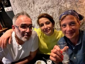 Linda Zervakis Instagram - Treffen im 🇬🇷 Wohnzimmer. Danke euch für den schönen Abend. 
(Michali = The voice of Gute Deutsche 😉)

#gutesessen 
#brottunken 
#leidenschaft 
#freunde