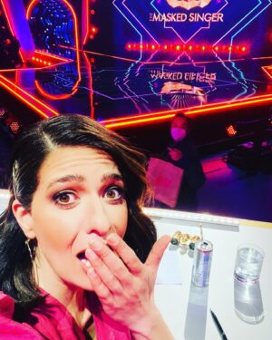 Linda Zervakis Instagram - Ahhhh, ich brauche Tipps. #themaskedsinger