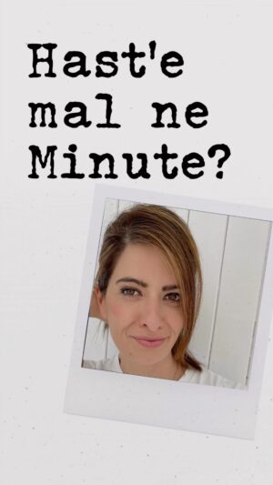Linda Zervakis Instagram - Aus der Reihe: „Hast‘e mal ‘ne Minute?“ Heute: Kiosk auf dem Kiez. 

(Der Besitzer wird von seinen Kunden „Papa“ / Baba genannt.“ Es ist nicht mein Vater.)

Eine Idee von @elissavet_patrikiou und mir.

#hastdumalneminute 
#kiosk
#kiez
#hh 
#minute
#geschichten
#story