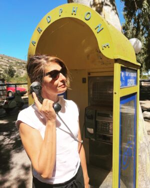 Linda Zervakis Instagram - Servicetelefon. Bei Fragen, rufen Sie uns gerne an! 😄

#flashback 
#servicenummer 
#service
