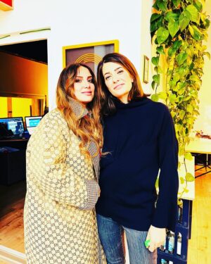 Linda Zervakis Instagram - Eine neue Folge „Gute Deutsche“ ist draußen und ich hatte die wunderbare Enissa Amani bei mir zu Gast. Enissa hat mich umgehauen, weil sie einerseits so schnell und tough unterwegs ist und gleichzeitig hat sie sich im Podcast auch von ihrer verletzlichen Seite gezeigt. Das trauen sich nicht viele Menschen, die in der Öffentlichkeit stehen und deshalb ziehe ich einmal mehr den Hut vor ihr. Enissa hat iranische Wurzeln. Ihre Eltern lebten in Teheran, engagierten sich politisch, arbeiteten viel im Untergrund, weshalb sie verfolgt wurden. Der Vater saß vier Jahre als politischer Gefangener in Haft, weil er Bücher besaß, die verboten waren – es waren Bücher von Bertolt Brecht. Die Familie flieht nach Deutschland. Der Vater findet einen Job bei der Post, die Mutter beginnt mit 34 ein Medizinstudium. Enissa ist Schlüsselkind. Die Familie hat kaum Geld, weshalb Möbel vom Sperrmüll die Wohnung in Frankfurt zierten. Enissas Vater habe ihr immer gesagt: “Du bist eine Frau und du hast Migrationshintergrund, deshalb wirst du dich immer doppelt beweisen müssen.“ Das war die eine Schublade. Die andere Schublade, aus der sie sich lange rauskämpfen musste, hatte mit ihrem Aussehen zu tun. Zu mädchenhaft, zu weiblich = die kann ja nichts draufhaben. Wer das immer noch denkt, der sollte sich dringend vom Gegenteil überzeugen. Hört euch die Folge an. Link in Bio. ⬆️

#enissaamani 
#gutedeutsche 
#iraniangirl 
#schubladendenken 
#klischee
#tough