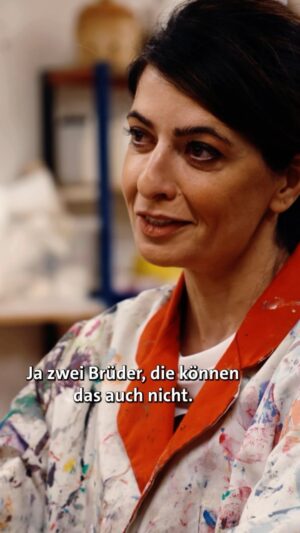 Linda Zervakis Instagram - Das Geständnis der Linda Z. in der „Rocko Schamoni Supershow“! Gibt es jetzt in der @ardmediathek! Gut für alle Menschen mit Geschmack, Humor und Basteltalent 🤩 Link in Bio ⬆️. 

rockoschamoni, #supershow, #ardmediathek, #hamburgerschule, #studiobraun, #gereonklug, #manager #kuenstler #musik