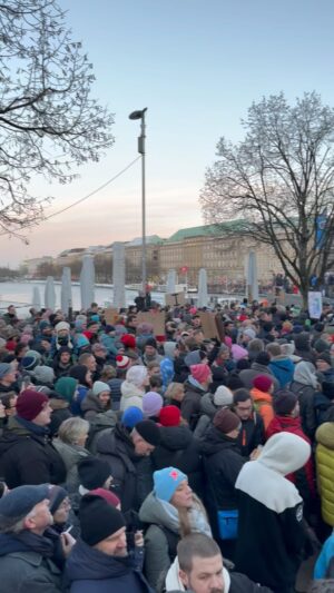 Linda Zervakis Instagram - HAMBURG ❤️

#hamburgstehtauf #fürdiedemokratie