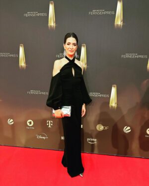 Linda Zervakis Instagram - Deutscher Fernsehpreis. Roter Teppich - ich habe mich mal rausgeputzt 😁
(Werbung) Vielen Dank an @kaviargauche_official für diesen so schönen Overall, an @diezsaskia für diese sensationellen Ohrringe. Besten Dank auch an @maccosmeticsgermany @bobbibrowngermany @fatmakorkmaz.fk und @britta.nuernberg für Make-up und Haare und danke für die ganze Orga an @vcom.tpa 🙏🏻🙏🏻🙏🏻

#deutscherfernsehpreis 
#roterteppich 
#pimpmeup 
#styling 
#redcarpet