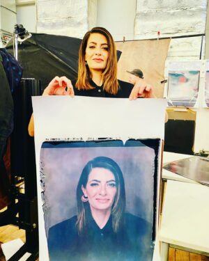 Linda Zervakis Instagram - Danke @anatolkotte für das größte Polaroid der Welt.
Danke Markus @20x24_studio_berlin, dass ihr diese Kamera (eine der wenigen in der Größe, die noch funktionieren, bereitgestellt habt.)
Danke @photopia_ham , dass ich zu Gast sein durfte.
Danke @maja__botic für Haare und Make-up. Sonst hätte ich das Bild womöglich versaut.
#photopia #biggestpolaroid #biggestpolaroidcamera #photography #20x24polaroid