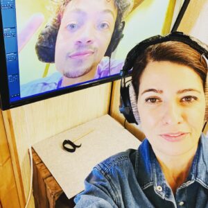 Linda Zervakis Instagram - Juhu, es geht wieder los. Die dritte Staffel „Gute Deutsche“ ist da und mein erster Gast ist Aurel Mertz. Aurel ist in Stuttgart geboren  und wusste früh, dass er mal im Comedy-Bereich arbeiten möchte. Auf dem Weg dahin war Will Smith sehr wichtig für ihn, vielmehr die Serie „Der Prinz von Bel-Air“ weil da Leute mitgespielt haben, die aussahen wie er und seine Familie und er das Gefühl hatte: „Hey, jemand wie ich hat es geschafft!“ Seine Anfänge im Comedy-Bereich waren alles andere als lustig. Aurel wurde am Anfang seiner Karriere aufgrund seiner Hautfarbe von Menschen in Machtpositionen aufs Übelste ausgegrenzt und beleidigt. Das hat sich glücklicherweise inzwischen geändert. Aurel haut seine Meinung oft schonungslos raus und provoziert damit auch gerne mal. Im Juli 2020 veröffentlichte er auf seinem Instagram-Kanal ein Satire-Video über Racial Profiling. Das Video löst eine Debatte  über Rassismus und Polizeigewalt aus. Damit hatte er nicht nur mehrere Politiker gegen sich aufgebracht, sondern gefühlt auch alle Trolle auf Twitter. Den Shitstorm übersteht er vermutlich wegen seiner heiß geliebten Oma so gut. Die hat damals schon Menschen, die sie aufgrund ihrer schwarzen Enkel blöd angemacht haben, gezeigt wo der Hammer hängt💪🏻 Ganze Folge: Link in Bio ⬆️

#gutedeutsche 
#omaistdiebeste 
#comedy 
#racialprofiling 
#shitstorm 
#prinzvonbelair 
#vorbild