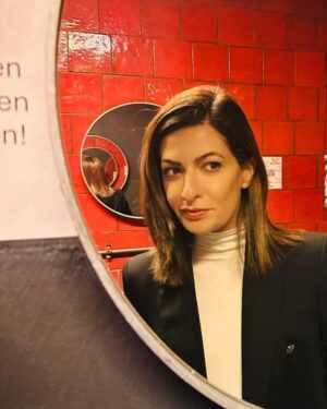 Linda Zervakis Instagram - Ich sehe was, was du nicht siehst und das wird gut.

Habt einen schönen Tag☀️

Make-up und 📸: @tobeysties 

#goodmorning 
#entspannt 
#mirrormirror 
#feelgood