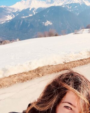 Linda Zervakis Instagram - Ich in den Bergen ist wie ….. Photoshop 😂

#berge 
#frischeluft 
#alpen