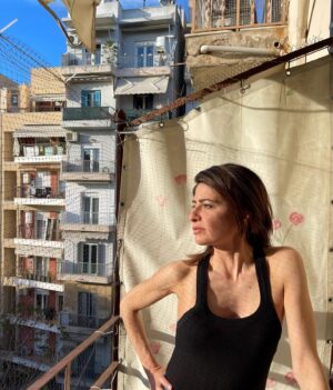 Linda Zervakis Instagram - Thessaloniki, Du bist eine Stadt, die sich traut, auch ihre unvollkommene Seite zu zeigen. Und gleichzeitig wärst Du nicht die Stadt, die ich so mag, weil Du rau, schön und ehrlich bist. 

Foto: @elissavet_patrikiou 🙏🏻🙏🏻🙏🏻

#thessaloniki 
#rough 
#patina
#stadt
#greece