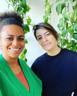 Linda Zervakis Instagram - Da sind wir wieder! Der Akku ist zu 100 % geladen und das heißt für euch ab jetzt gibt es wieder jeden zweiten Freitag eine neue Folge „Gute Deutsche“. 🙌🏻 Wer von euch kann schon behaupten, dass er seine Konfirmation auf einem Autoscooter gefeiert hat?! Sie kann das, weil es in ihrer Welt Standard war. Moderatorin Aminata Belli. Wenn man wie sie als Kind in einer Schausteller-Familie groß wird, ist das eben ganz normal. Aminata kommt zufällig in Bad Oldesloe auf die Welt, weil da gerade Jahrmarkt war. Deshalb war es umso spannender, sich mit Aminata über Heimat zu unterhalten. Was bedeutet Heimat für jemanden, der immer nur für ein paar Wochen in einer Stadt ist und dann weiterzieht? 
Aminata hat eine deutsche Mutter, ihr Vater kommt aus Gambia, der aber kurz nach ihrer Geburt wieder zurück geht nach Afrika. So wie andere Kinder erzählen, dass sie noch Geschwister haben, war es für Aminata normal „braune“ Haut zu haben. Umso fassungsloser macht sie es, wenn teilweise immer noch mitten in Berlin Kinder vor ihr stehen, mit offenem Mund und ihre Haare anfassen wollen. 
Hört euch die Folge an; sie ist sehr schön und irgendwie intensiv geworden und ich danke dir @aminatabelli , dass du so offen mit mir gesprochen hast. ❤️Link zur Folge in Bio ⬆️

#gambia 
#jahrmarkt 
#autoscooter 
#anderssein 
#heimat
#gutedeutsche