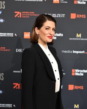 Linda Zervakis Instagram - Best Brands Award 2022. Gestern Abend. München. Ich durfte durch den Abend führen und habe mir geschworen, endlich mit Sport anzufangen (das Gefühl kommt automatisch, wenn man neben Fußball-Weltmeister @bastianschweinsteiger und seiner Frau Ex-Tennisstar @anaivanovic steht🙈)It's great that you were there and that I was able to have so much fun with you on stage. Stichwort: #bierdusche 😁

Außerdem geht ein ganz großer Dank raus an:

@giorgioarmani
@cadaschmuck 
@lynnsstyle (Styling)
@corina_friedrich (Haare, Make-up)

📸 @sabine_brauer_photos

#bestbrands #bestbrands2022 #brands #marken #fashion #style #host #bayerischerhof #endlichwiedermenschen 

>>Werbung<<