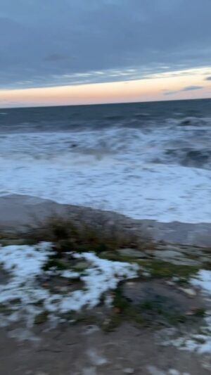 Linda Zervakis Instagram - Merry Christmas with fresh wind🎄 🏄‍♂️ 
#merrychristmas
#icesurfing