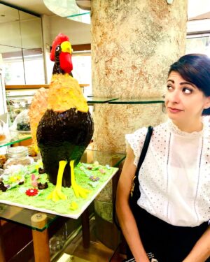 Linda Zervakis Instagram - Wer war zuerst da? Das Huhn oder „The Masked Singer“?
Seit gestern fragt man sich natürlich, woher meine 1a-Rate-Kompetenz kommt. Das Geheimnis ist gelüftet. 🐔 

#dashuhn
#themaskedsinger 
#competition 
#deinemudda 

📸: @elissavet_patrikiou