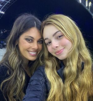 Lindsay Hartley Instagram - Happy New Year 🎆🎊❤️Sending out love and happiness🙏