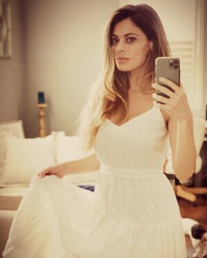 Lindsay Hartley Instagram - When you have been living out of a suitcase and living in sweatpants for a month... it feels document-worthy wearing a dress🤍 #ariesseason