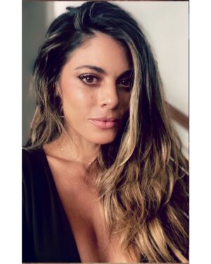 Lindsay Hartley Instagram - Hope everyone is enjoying their Saturday night ❤️ 
In between time with my princess, I’m in soft prep on a new feature! It’s a pretty intense story too 😵 Feeling very grateful. #director #herewego 🙏🎬