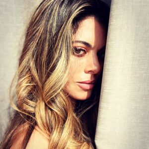 Lindsay Hartley Instagram - When you’re busy, it can be lonely. And even when you’re not busy...Shoutout to all that could use a little hug tonight 🥰🙏🏻 #youmatter