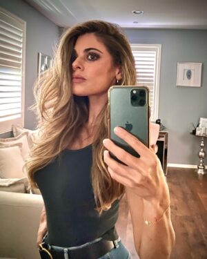 Lindsay Hartley Instagram - Countdown till day 1 #sinistersociety  @lovetahnee @sean.kanan @gfrancescamusic @jonstoddardofficial #thriller @marvistaent 🤩🎬