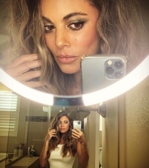 Lindsay Hartley Instagram - 💛