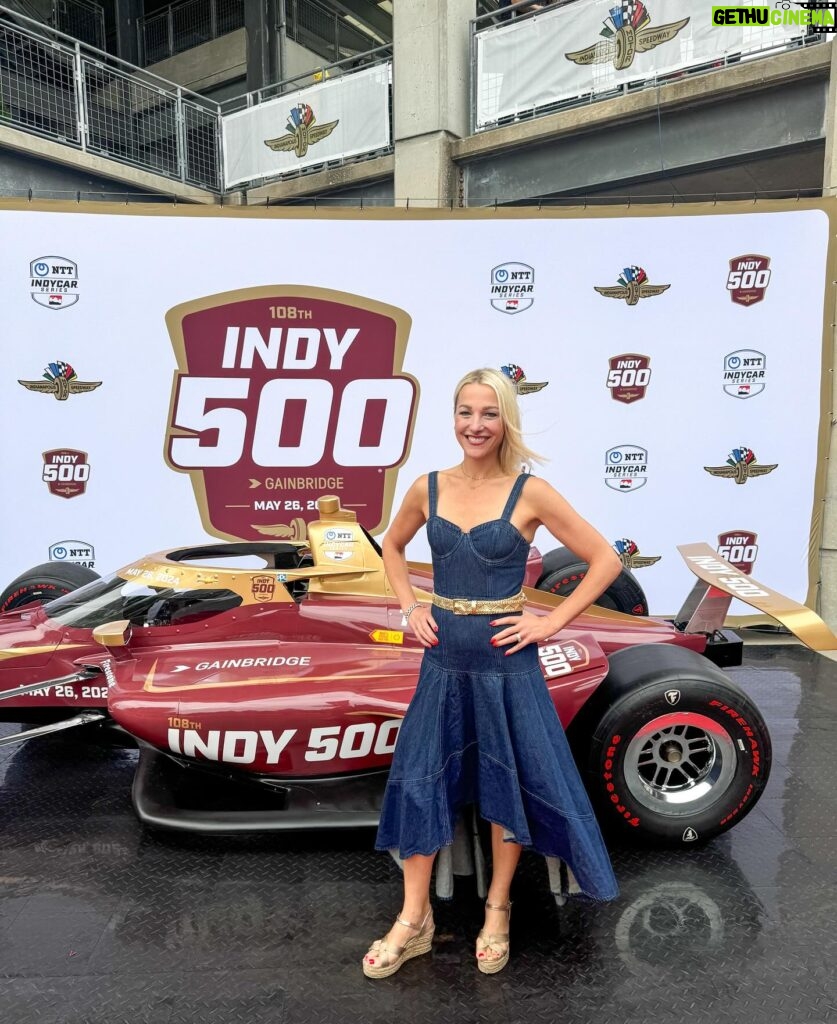 Lindsay Czarniak Instagram - Still thinking about this past weekend and how special it was that these amazing @indycar fans came back after a four hour rain delay. Truly the best fans and the best end of race action! #indycar