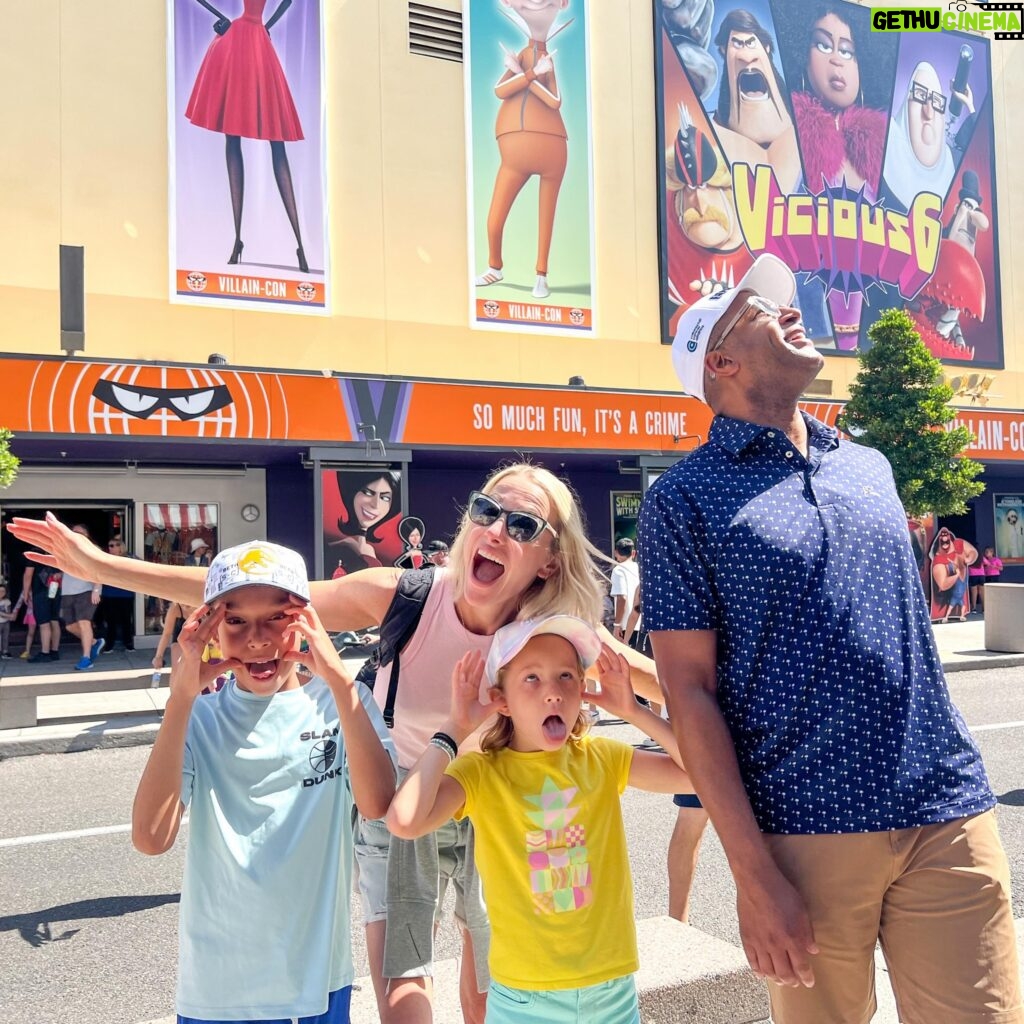 Lindsay Czarniak Instagram - Spring break mood. They give me grief when I ask for pictures but I'll be showing this at their weddings :) thanks @universalorlando for the memories! #family #springbreak #love #smile #orlando #florida