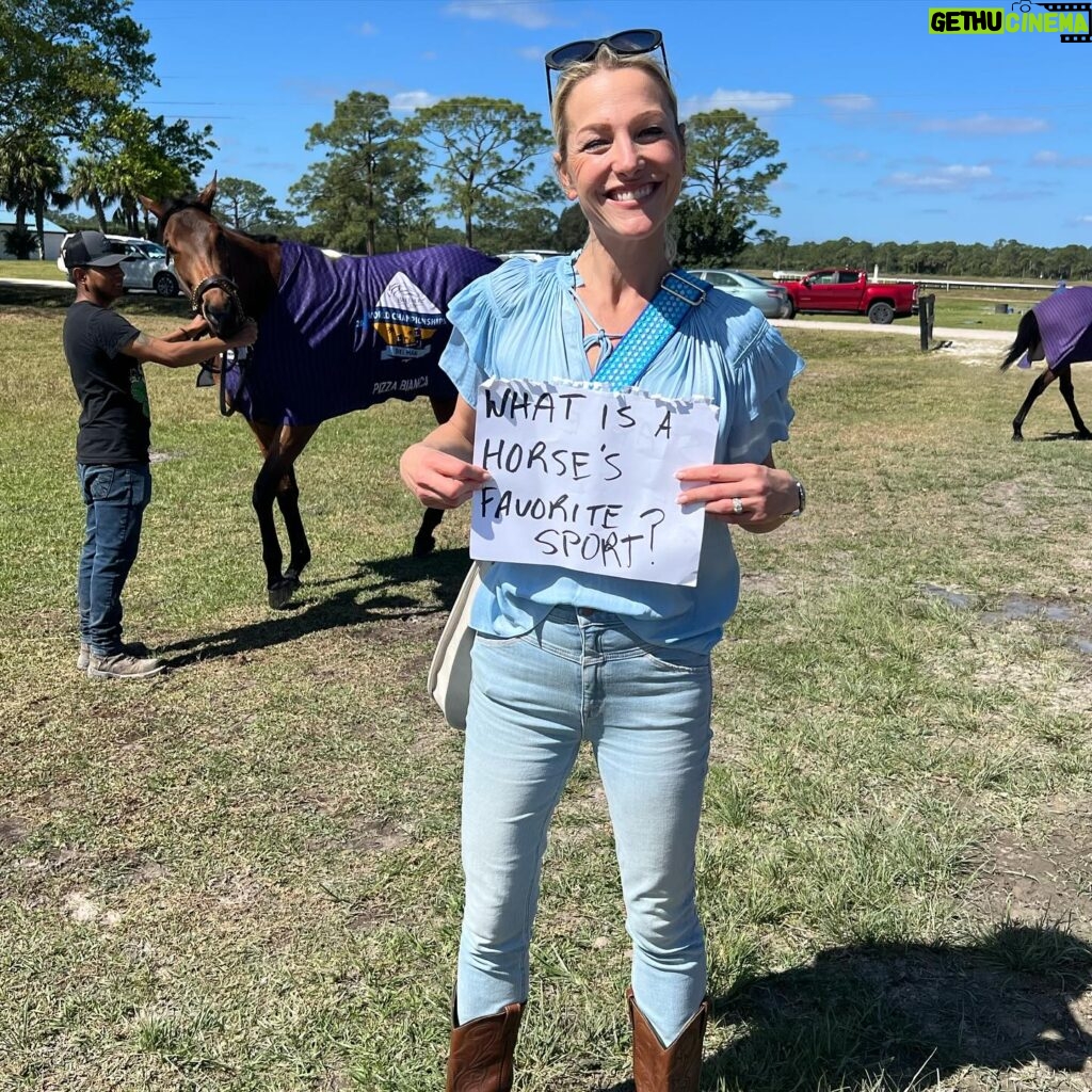 Lindsay Czarniak Instagram - I love this memory! Throwback to when I went to FL to meet Parnac, the filly I'm minority owner of with @westpointtbreds. Right now she is getting ready to make her trek north to New York and will race again in May. Excited to see her again!! #JOTD #jokes #horses #thoroughbreds #love