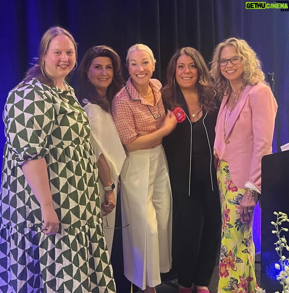 Lindsay Czarniak Instagram - Not an ordinary Wednesday. Loved joining friends at the @acswomenleadingtheway luncheon. The work these incredible women do is beyond measure. The bottom line: ladies ... choose you. Take care of yourself first so you have the fuel to take care of others. Thx for having me @kittshapiro @robinselden you are making such a difference #womenleadingthewaytowellness #family #love #women #girlfriends