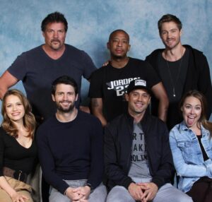 Lindsey McKeon Instagram - TV FAMILY PHOTO 😝 @eyecon3000 @eyeconmemories @jameslafferty @joylenz @ptothejohan @chadmichaelmurray @antwontanner2214 @stephencolletti #oth #onetreehill #familyreunion #sundayvibes