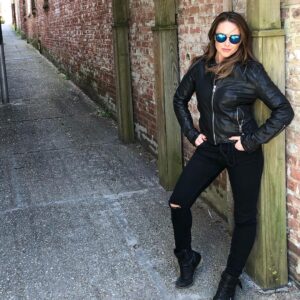 Lindsey McKeon Instagram - Having a model moment in Downtown Wilmington 😎 #hurricanetaylor #eyecon3000 #othx #oth #treehill