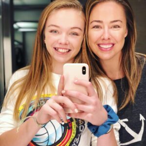 Lindsey McKeon Instagram - WHEN SISTERS DO EACH OTHERS MAKE-UP 😮 #sisters #familytime #holiday #makeup