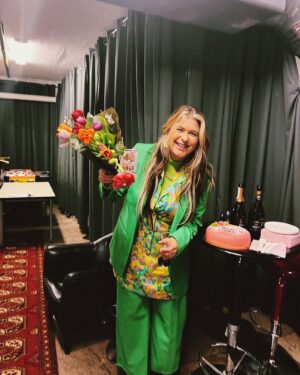 Linnea Henriksson Instagram - Idag är bästa dagen att fylla år! Dinosaurie-paket, mamma i stan, ARVINGARNA (MFL) SOM SJUNGER FÖR MIG?! Jag ÄLSKAR att vara 37!!! 🥳