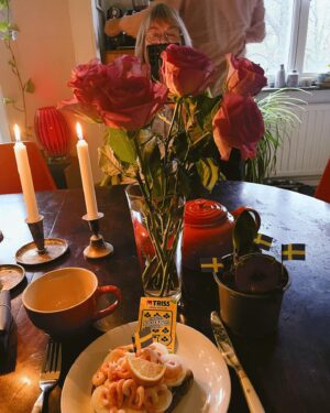 Linnea Henriksson Instagram - Idag är bästa dagen att fylla år! Dinosaurie-paket, mamma i stan, ARVINGARNA (MFL) SOM SJUNGER FÖR MIG?! Jag ÄLSKAR att vara 37!!! 🥳