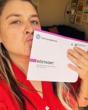 Linnea Henriksson Instagram - Åh, gud va jag blev glad att få detta idag! Mitt röstkort, mitt kraftkort. Det är inte lätt att hantera alla nyheter som fyller flödet just nu. Det fullskaliga katastrofläge som råder på så många platser, samtidigt, och så många politiska beslut som bara känns helt tondöva mot allt vi vet genom forskning, ser med våra ögon, känner med hela vårt väsen. Men idag fick jag mitt röstkort. Fan, va jag behövde få det idag. Påminnas om makten vi har, men aldrig få ta för given. Rösta, älskade, RÖSTA den 9e juni! 🕊️❤️🌱