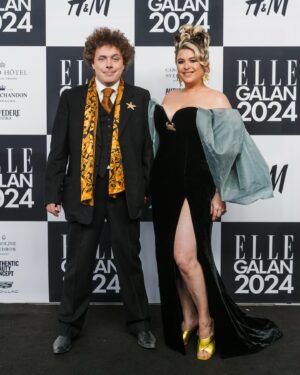 Linnea Henriksson Instagram - Jag ville känna mig som Hollywood, men det va faktiskt Wille som tog Hollywood till ELLE-galan. Ja, alltså. Hollywood som i loppisen Hollywood, den där ladan vid Eftra kyrka ute bland gårdarna mellan Halmstad och Falkenberg. 120kr betalade han för denna otroliga tredelade kostym ursprungligen från PUB i Stockholm, med ett oväntat bonusfynd i fickan från begynnelsen av Hallands ”finest” (se bild 3). Älskar second hand för alla historier kläderna redan bär och som man själv sen får utveckla vidare. Som mina puffärmar, som är en gammal balklänning som äntligen fick komma ut och dansa igen. TACK @ellesverige @assefacommunication mina vänner på @allermediasweden för en otrolig kväll TACK @maxjohanstockholm @sofiageideby @connybackstrom för ert enorma hantverk, konstnärskap och fantastiska briljans och @majkenskarvad för all hjälp TACK @willealin för att jag får fortsätta vara din och du vill fortsätta vara min och fan, va fint vi har det 🤍 #ellegalan #ellegalan2024 
Foto: David Thunander och Evan Pantiel