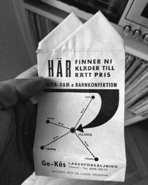 Linnea Henriksson Instagram - Jag ville känna mig som Hollywood, men det va faktiskt Wille som tog Hollywood till ELLE-galan. Ja, alltså. Hollywood som i loppisen Hollywood, den där ladan vid Eftra kyrka ute bland gårdarna mellan Halmstad och Falkenberg. 120kr betalade han för denna otroliga tredelade kostym ursprungligen från PUB i Stockholm, med ett oväntat bonusfynd i fickan från begynnelsen av Hallands ”finest” (se bild 3). Älskar second hand för alla historier kläderna redan bär och som man själv sen får utveckla vidare. Som mina puffärmar, som är en gammal balklänning som äntligen fick komma ut och dansa igen. TACK @ellesverige @assefacommunication mina vänner på @allermediasweden för en otrolig kväll TACK @maxjohanstockholm @sofiageideby @connybackstrom för ert enorma hantverk, konstnärskap och fantastiska briljans och @majkenskarvad för all hjälp TACK @willealin för att jag får fortsätta vara din och du vill fortsätta vara min och fan, va fint vi har det 🤍 #ellegalan #ellegalan2024 
Foto: David Thunander och Evan Pantiel