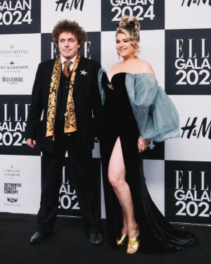 Linnea Henriksson Instagram - Jag ville känna mig som Hollywood, men det va faktiskt Wille som tog Hollywood till ELLE-galan. Ja, alltså. Hollywood som i loppisen Hollywood, den där ladan vid Eftra kyrka ute bland gårdarna mellan Halmstad och Falkenberg. 120kr betalade han för denna otroliga tredelade kostym ursprungligen från PUB i Stockholm, med ett oväntat bonusfynd i fickan från begynnelsen av Hallands ”finest” (se bild 3). Älskar second hand för alla historier kläderna redan bär och som man själv sen får utveckla vidare. Som mina puffärmar, som är en gammal balklänning som äntligen fick komma ut och dansa igen. TACK @ellesverige @assefacommunication mina vänner på @allermediasweden för en otrolig kväll TACK @maxjohanstockholm @sofiageideby @connybackstrom för ert enorma hantverk, konstnärskap och fantastiska briljans och @majkenskarvad för all hjälp TACK @willealin för att jag får fortsätta vara din och du vill fortsätta vara min och fan, va fint vi har det 🤍 #ellegalan #ellegalan2024 
Foto: David Thunander och Evan Pantiel