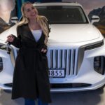 Linni Meister Instagram - Reklame/ambassadør @hongqi.norge 🫶🏼 Etter 3 mnd der jeg har fått testet kjøregleden Hongqi gir, i både sort med hvitt interiør, og hvit med sort tak og sort interiør, landet jeg på helt hvit bil med sort interiør🤍🖤 Mest pga at sønnen min sa at alle prinsesser har en hvit hest👸🏼🤍 😁 Jeg er så klart strålende fornøyd ambassadør og eier av en splitter ny HONGQI E-HS9 🖤😎🤍 Hva syns du?