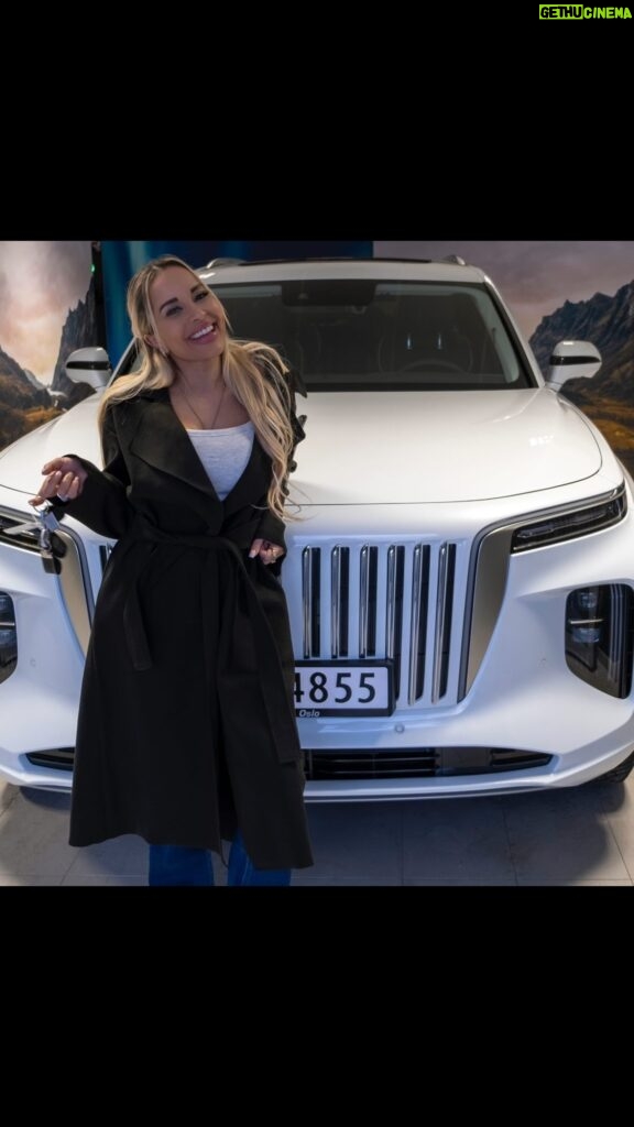 Linni Meister Instagram - Reklame/ambassadør @hongqi.norge 🫶🏼 Etter 3 mnd der jeg har fått testet kjøregleden Hongqi gir, i både sort med hvitt interiør, og hvit med sort tak og sort interiør, landet jeg på helt hvit bil med sort interiør🤍🖤 Mest pga at sønnen min sa at alle prinsesser har en hvit hest👸🏼🤍 😁 Jeg er så klart strålende fornøyd ambassadør og eier av en splitter ny HONGQI E-HS9 🖤😎🤍 Hva syns du?