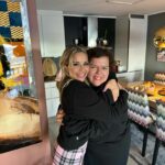 Linni Meister Instagram - 💞Må lære meg å pose som verdens beste @kaassolini 😍😘🎀🫶🏼 Hvilket bildet liker dere best? 1-2-3-4-5-6-7-8? Bildet 9 var for å vise hvor koselig vi hadde det på The Kåss Furuseths - Podcast innspilling (og at Else glemte rosene sine😅💐) Dere kan høre kjeften min gå i ett, neste søndag på The Kåss Furuseths - Podcast📻🫶🏼 Lover tårer, latter, smil og akkurat passe galskap😁 Else, jeg elsker deg av hele mitt hjerte! Du er et stort forbilde og gjør en så fantastisk jobb med å ha en podcast, der du får folk til å føle seg mindre alene på en søndag. Den som gifter seg med deg blir VERDENS HELDIGSTE🥹🫶🏼💍 Lykke til Queen👰🏻‍♀️🩷 Quote @kaassolini : «Hvis livet føles BALLE, ta på deg en genser det står «BALLE» på, så blir livet mindre dritt!» 😁🫶🏼