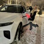Linni Meister Instagram - Annonse/samarbeid/ Jeg har falt pladask for HONGQI E-HS9! Hva er det ikke å like med denne råe bilen?! (Bla til side for flere lekre bilder) Den har alt man kan drømme om i en bil. Synes derfor det er helt fantastisk at en så lekker og unik bil som HONQI fra @hongqi.norge har et ellevilt leasingtilbud nå:    Leasing av E-HS9 Exclusive kr 6.995/md. og fastrente 2,8% Startleie kun kr 52.250. Etabl.geb. kr 4.995. Tot. kr 308.933. Bindingstid 36 md./45.000 km. 4WD, vinterhjul, metallic lakk, matter og 6 seter er inkludert i prisen.  For et tilbud😳 Vet om flere som ønsker seg denne bilen, så om du slår til nå, får du den billigere enn noen gang! 🥳 Man kan få bilen enda billigere om man dropper massasjen, men personlig mener jeg det er verdt å betale litt ekstra for, da det tar kjøreopplevelsen til nye høyder🤩