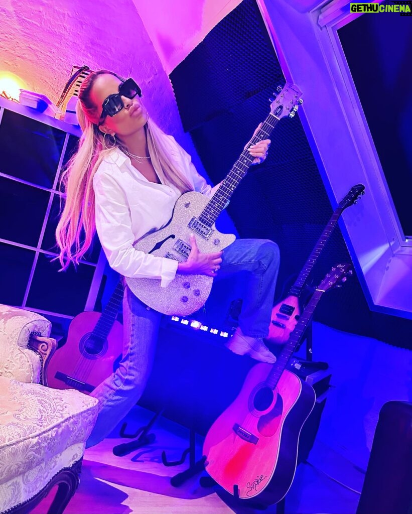 Linni Meister Instagram - To be continued🎙️🎸🤟🏽 @starlabstudiosofficial