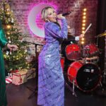 Linni Meister Instagram - GOD JUL, kjære følgere😍🎄❤️ For en herlig start på selve julaften på @gmn 🎄💃🎤🥁Tusen takk for meg😍💜 Sender dere masse kjærlighet 💜🙏🏽 Håper dere likte bandet vårt 😁😍🫶🏼🥁🎤