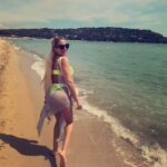 Linni Meister Instagram - Jeg trives best ved havet🧜‍♀️🩵 Lyden av bølger gir meg en indre ro🌊🧘‍♀️ @moorea_plage som ligger på @beach.pampelonne i St. Tropez, er et av fav stedene mine 🤍🇫🇷
