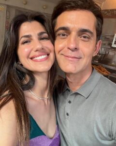 Lis Moreno Instagram - BERLÍN & SABRINA 🇦🇷 💔 🇪🇸 Yo soy argentina, desde los 4 años que se que quiero ser actriz. Siempre lo tuve claro, nunca dudé, nunca. También siempre he sido muy soñadora, soñaba tanto, y tan grande… Soñaba con vivir de lo que amo, con tener que viajar para rodar, soñaba con oportunidades ganadas, con que esos sueños se hicieran realidad. Vengo de una familia trabajadora, no tenía muchos recursos, ni siquiera sabía por dónde empezar, entonces cuando soñaba lo veía lejos, muy lejos y sabía que si quería cumplir esos sueños, iba a tener que trabajar duro. Y de a poco, con altos y bajos, con mucha dedicación, con enfoque, de a poco, con amor, con entusiasmo, perseverancia, de a poco, poniendo un pié delante del otro, avanzando, en distintas velocidades dependiendo de las circunstancias del momento, pero siempre avanzando, de a poco, y empecé a cumplir esos sueños y este, es uno de esos, participar aunque sea por un ratito de BERLIN para mi significa mucho. Estoy felíz de hacer presente a mi país en una serie tan espectacular! Gracias @vancouvermediaproducciones @alexpinaoficial @jesus_colmenar @leirayserrano por esta oportunidad, por este sueño cumplido! 🥹 Gracias @pedroalonsoochoro por ser un compañero tan generoso y a todo el equipo espectacular, que cada quien en su rol me ha hecho sentir tan bien recibida ese pequeño pero importantísimo tiempo compartido. Espero que esto sea solo el comienzo de una carrera llena de desafíos e intensidad! Porque yo, sigo soñando… ✨